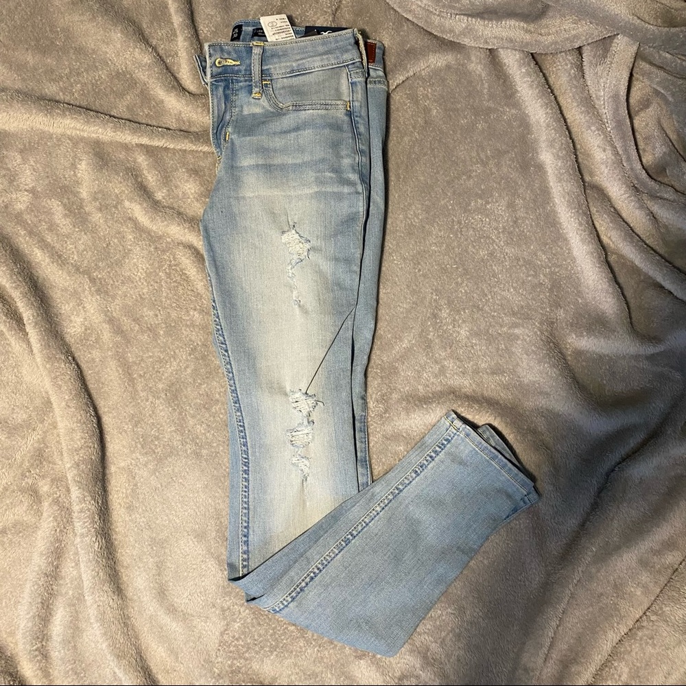 1R Hollister light wash ripped jeans